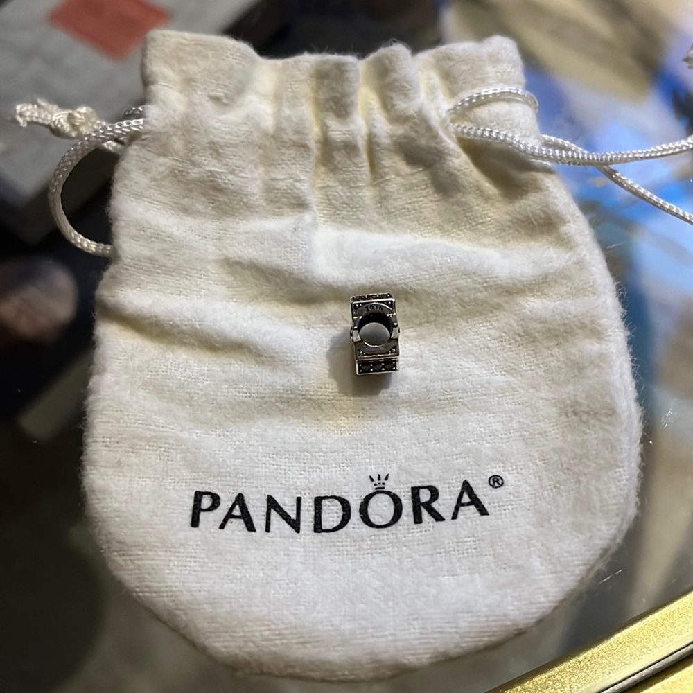 Pandora poinsettia charm - Picture 2 of 3